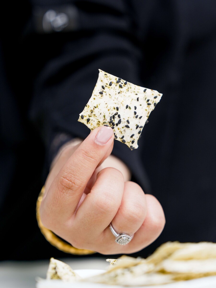 13 (1) Sourdough herbs crakers - الصورة 1